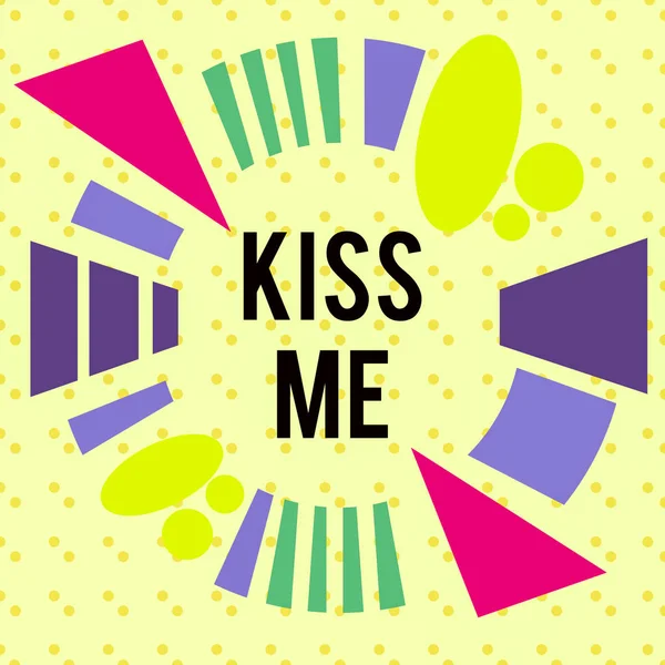 Escribiendo Una Nota Que Muestra Kiss Concepto Negocio Para Solicitar —  Fotos de Stock