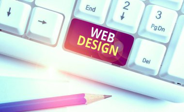 Web Tasarımı 'nı gösteren kavramsal el yazısı. Web sitesi geliştirme tasarımı ve oluşturma süreci anlamına gelen kavram beyaz arkaplan üzerinde nota kağıdı ile beyaz pc klavye