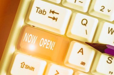 Şimdi Aç'ı gösteren metin işareti. İş fotoğrafı metni şu anda kapalı veya kapalı olmayan kapı veya pencerelerbırakır