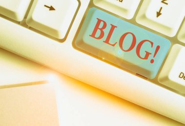 Blog'u gösteren not yazma. Bireysel veya grup tarafından işletilen düzenli olarak güncellenen web sitesi web sayfası için iş kavramı