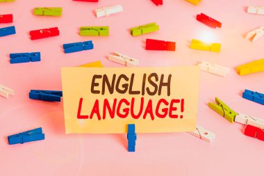 İngilizce 'yi gösteren kavramsal el yazısı. Kavram, Çince ve İspanyolca renkli çamaşır iğnesi kağıtlarının boş, pembe zemin ofisini hatırlatmasından sonra dünyada konuşulan üçüncü anadil anlamına gelir.