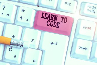 Kelime yazma metni kodlamayı öğren. Yazılım yazmayı öğren. Beyaz arkaplan anahtar alanının üzerinde boş not kağıdı olan bir Bilgisayar Programcısı Beyaz pc klavyesi ol.