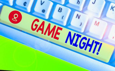 Game Night 'ı gösteren bir not yazıyorum. İş konsepti genellikle arkadaşlarla poker oynamak gibi yetişkin oyun buluşmalarında kullanılır.