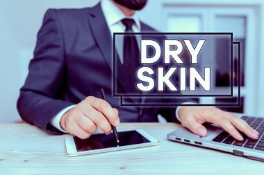 Dry Cilt 'i gösteren not yazılıyor. Rahatsız edici durumlar için iş konsepti cilt ölçeklendirme veya kaşıntısı ile işaretlenmiş Erkek insan resmi kıyafetler giyer Hitech akıllı telefonu kullanın