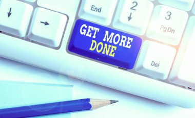 Get More Done 'u gösteren bir not yazıyorum. Kontrol Listesi Düzenlenmiş Zaman Yönetimi için iş konsepti Hardwork Act White pc klavyesi üzerinde beyaz arkaplan üzerinde not kağıdı