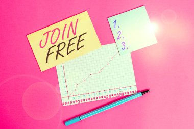 Enter Free 'yi gösteren bir not yazıyorum. Eylem için iş kavramı veya bir grup veya örgüte katılma durumu Sabit ve masa üzerinde diyagram resmi olan kağıt matematik sayfası