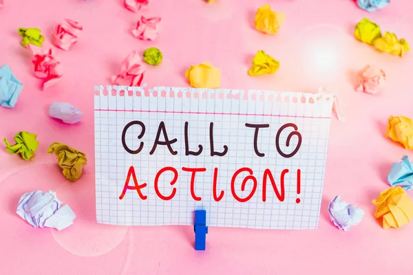 アクションへの呼び出しを示すメモを書く 問題の目的を達成するために何かをすべき勧告のためのビジネスの概念色の砕いた紙空のリマインダピンクの床の背景の服ピン — ストック写真