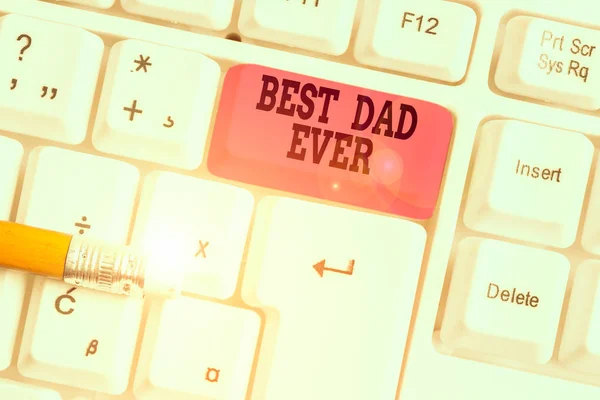 写文字最好的爸爸 商务照片展示了对你父亲的感谢之情 在空白的背景键盘上方 用空白的便条纸写着对白色键盘的赞美 — 图库照片