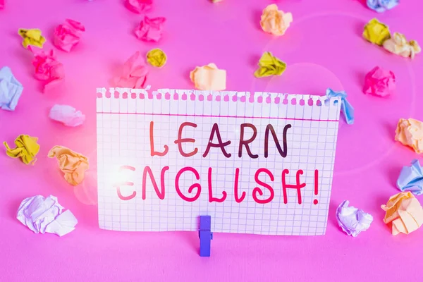 写便条显示学习英语 通过学习彩色皱折纸空提醒粉红地板背景衣针获得新语言知识的商业概念 — 图库照片