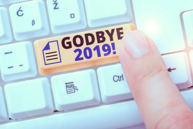 Veda 2019 'u gösteren bir not yazmak. Ayrılırken veya geçen yılın sonunda iyi dileklerini ifade etmek için iş kavramı.