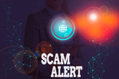 Scam Alert'i gösteren not yazma. Düzen veya dolandırıcılık bildirimi hakkında birini uyarmak için iş konsepti herhangi bir olağandışı