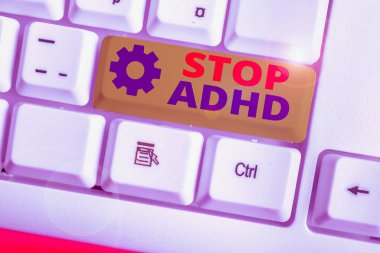 Stop Adhd 'ı gösteren not yazılıyor. Hiperaktif çocukların zihinsel sağlık bozukluklarını sona erdirme konsepti