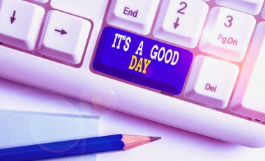 İyi bir gün olduğunu gösteren bir not yazıyorum. Mutlu zaman için iş konsepti Hayattan zevk almak için harika titreşimler Beyaz PC klavye beyaz arka planda not kağıdı ile mükemmel