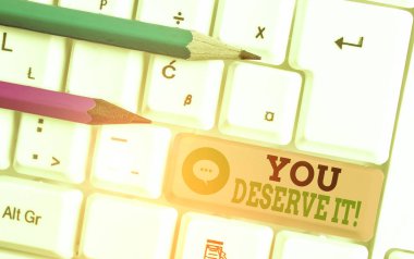 You Deserve It. İş kavramının nitelikleri veya eylemleri nedeniyle sahip olması gerektiğini gösteren not yazma