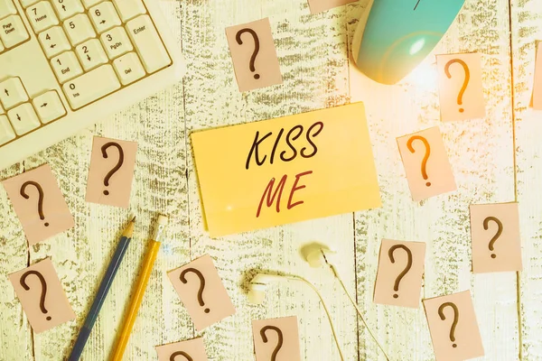Texto Escritura Palabras Kiss Foto Negocios Mostrando Informalmente Solicitud Tocar — Foto de Stock