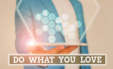 Do What You Love 'ı gösteren bir not yazıyorum. Keyifli şeyler yapmak için iş konsepti motivasyonlu aktiviteler yapmak için