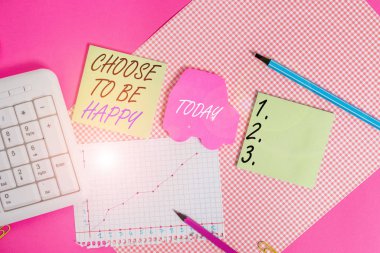 Kelime yazma metni Mutlu Olmayı Seç. İş fotoğrafı gösterimi. Keyifli olmaya karar verin. Neşeli bir şekilde gülümseyin.