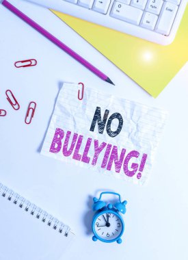 Zorbalığa hayır yazan bir mesaj. İş fotoğrafı metni çocuklar arasındaki agresif davranışı durdurur güç dengesizliği beyaz boş kağıdın üzerinde metin mesajları için kopyalama alanı ile yatar