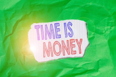 Time is Money 'i gösteren bir not yazıyorum. Zaman için iş konsepti değerli bir kaynaktır. Olabildiğince çabuk, yeşil buruşmuş kağıt levha renginde, rengarenk bir arka plandır.