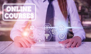 Çevrimiçi kursları gösteren metin işareti. İş fotoğraflama kursları bir web tarayıcısına bir dizi ders sunar