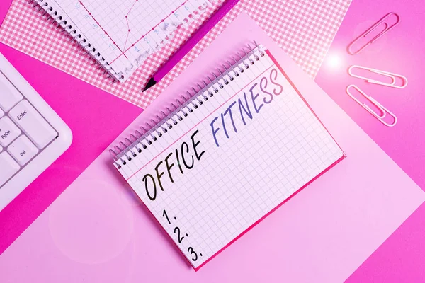 办公室 在工作场所鼓励健康和平衡的生活 书写设备和电脑放在色彩斑斓的桌子上 — 图库照片