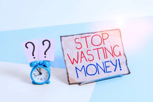 Escribiendo Una Nota Mostrando Stop Wasting Money Concepto Negocio Para — Foto de Stock