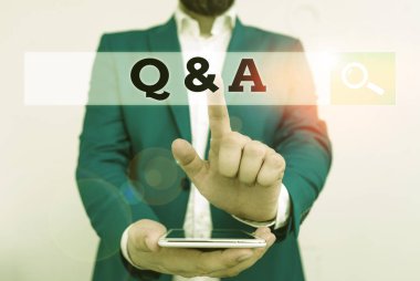 Soru-Cevap 'ı gösteren mesaj işareti. Soru sorulduğu olarak tanımlanan iş fotoğrafı metni ve mavi süitteki iş adamına parmak ile işaret edilen dizüstü bilgisayarla cevap veriyor