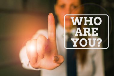 Kavramsal el yazısı kimi sorguladığını gösteriyor. Kavram derken kendinizi tanıtın. Arkaplanda, boş uzayı işaret eden karakteristik özellikleri gösteren bir kadın tanımlayın.