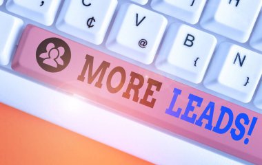 Daha fazla ipucu gösteren not yazılıyor. Tüketici çıkarlarının başlatılması veya ürün araştırması için iş konsepti