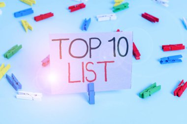 İlk 10 Listesi 'ni yazan el yazısı metni. Kavramsal fotoğraf belirli bir listedeki en önemli ve başarılı on öge Renkli çamaşır iğnesi kağıtları boş hatırlatıcı mavi zemin ofis pimi