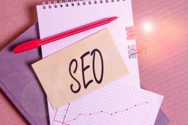 Kelime yazma Seo. İşletme fotoğrafı, yakın iş yerinizi internetten pazarlamak için inanılmaz etkili bir yöntem. Masaüstü defteri kağıt ofis karton karton çalışma masası malzeme tablosu.