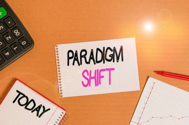 Paradigma değişimini gösteren kavramsal el yazısı. Konsept, yaklaşım yaklaşımında temel değişiklik anlamına gelir veya altında yatan varsayımlar Karton defter ofis çalışma malzeme grafiği