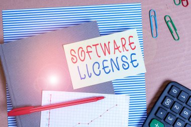 Yazılım Lisansını gösteren metin işareti. Yazılım çizgili karton defter karton ofis çalışma kağıtlarının dağıtımını yöneten yasal bir aracı gösteren iş fotoğrafı.