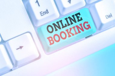Online Rezervasyon 'u gösteren not yazıyorum. İş seyahatini İnternet üzerinden analiz etmek için kullanılan iş konsepti