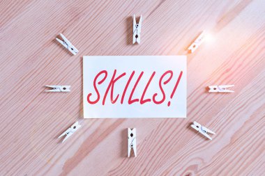 Skills 'i gösteren mesaj işareti. İş fotoğrafı gösterme yeteneği doğası gereği çok iyi bir şey. Renkli çamaşır mandalı kağıtları boş hatırlatıcı ahşap zemin ofis.