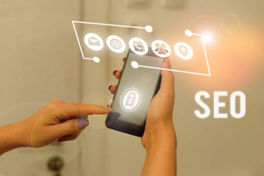 Mesaj işareti Seo 'yu gösteriyor. Yakın iş yerinizi internetten pazarlamak için inanılmaz etkili bir yöntem