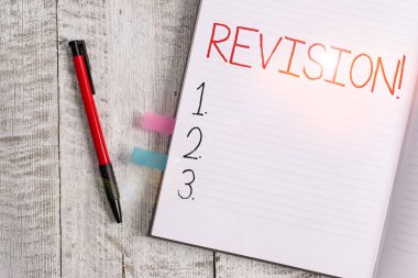 El yazısı sürümü metni. Kalın sayfalar denetleme ya da muhasebe gibi klasikleşmiş ahşap zemin üzerine yerleştirilmiş notlar üzerinde yapılan kavramsal fotoğraf eylemi