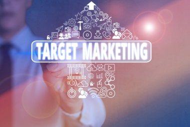 Hedef Pazarlamayı gösteren kavramsal el yazısı. Ürünü satın alacak potansiyel müşteri grubunu kabul et