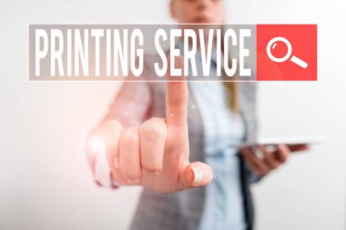 Yazıcı Servisi 'ni gösteren metin işareti. Baskı şirketleri tarafından sunulan iş fotoğrafı tanıtım programı, iş kadınlarıyla Dijital iş konseptinin her yönünü analiz ediyor