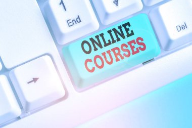 Çevrimiçi kursları gösteren not yazılıyor. Dersler için iş konsepti bir web tarayıcısına bir dizi ders sunar