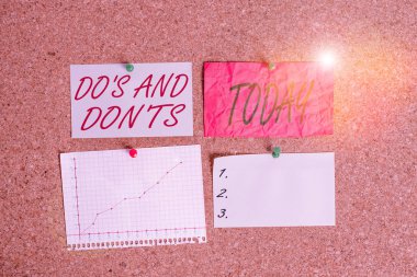 Do S ve Don 'u gösteren kavramsal el yazısı. Bazı etkinlikler veya eylemler hakkında kural veya gelenek kavramını kavra. Mantar tahta büyüklüğünde kağıt raptiye bildirim tahtası duyuru panosu