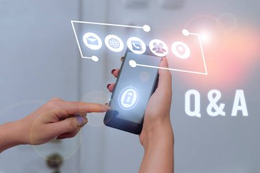 Sorulmakta olan sorular ve yanıtlar olarak tanımlanan Q Ve A. İş fotoğrafı metnini gösteren metin işareti