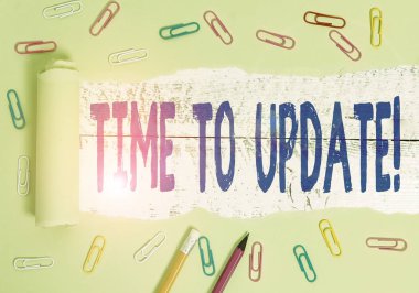 Güncelleme Zamanı adlı metin yazımı. Kavramsal fotoğraf, iş veya pozisyon için birini önerme eylemi. Sabit ve yırtık karton tahta klasik masa arkaplanı üzerine yerleştirilir.