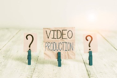 El yazısı metin video prodüksiyonu. Bir fikri bir video filtrelemeye dönüştürme kavramsal fotoğraf süreci Tahta masaya yerleştirilmiş ataçlarla karalanmış ve ufalanan bir sayfa