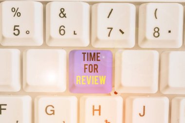 El yazısı metni İnceleme Zamanı. Kavramsal Fotoğraf Değerlendirme Geribildirim Anı Performans Analizi Değerlendirmesi