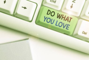 Sevdiğin şeyi yap yazan bir mesaj. İş fotoğrafı gösterimi eğlenceli şeyleri motive edici aktiviteler yaptırır.