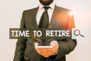 Emekli olma zamanını gösteren bir not yazıyorum. İş konsepti: Emeklilik statüsünü al. Yaşlılara göre çalışmayı bırak. Erkek kıyafetleri giy.