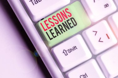 Öğrenilen Dersleri gösteren metin işareti. Deneyimle kazanılan bilgi veya anlayışı sergileyen iş fotoğrafı