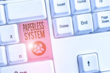 Kağıtsız Sistem 'i gösteren not yazılıyor. Bilgi depolama veya iletişimi için elektronik formda iş kavramı