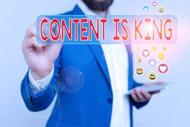 El yazısı içeriği kraldır. Kavramsal fotoğraf içeriğin bir web sitesinin başarısı için merkezi olduğuna inanır.